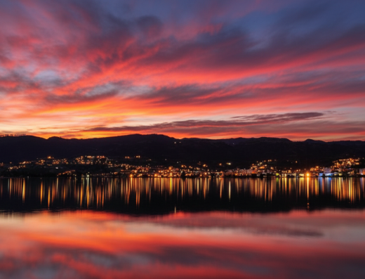 Lago Sochagota Paipa Boyacá con deportes náuticos y hoteles, corazón turístico.