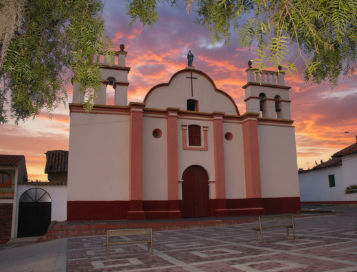 Parque Principal Tota Boyacá con Iglesia Virgen Carmen, puerta Lago Tota Sugamuxi.