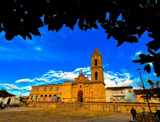 Parque Principal Tuta Boyacá con Iglesia Santa Rita, cuna tramagache Centro.