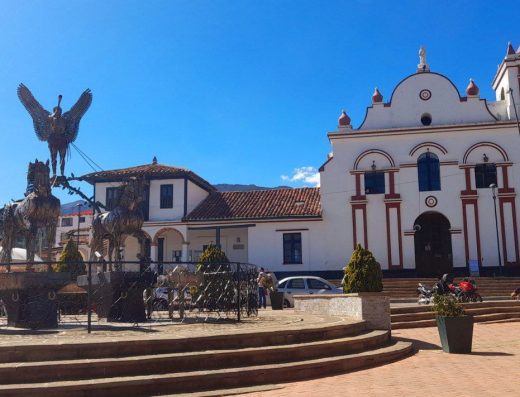 Parque Corceles Libertad Sotaquirá Boyacá con monumento equino, donantes Pantano Vargas.