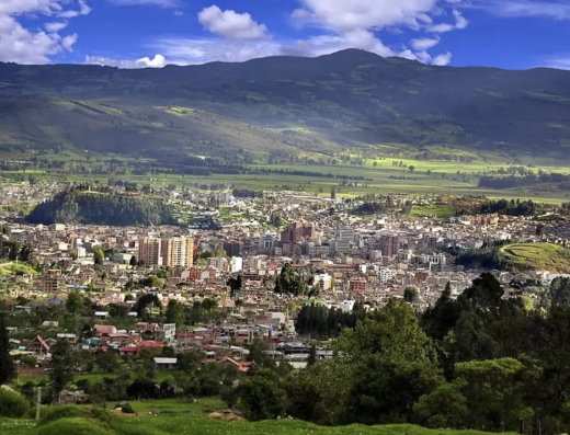 Vista urbana de Duitama, Boyacá, con edificios, zonas comerciales y entorno del altiplano cundiboyacense.