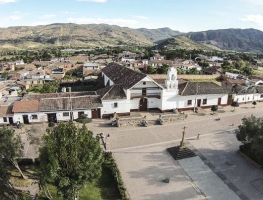 Parque Principal Sáchica Boyacá con iglesia, Jerusalén de Colombia y capital de cebolla.