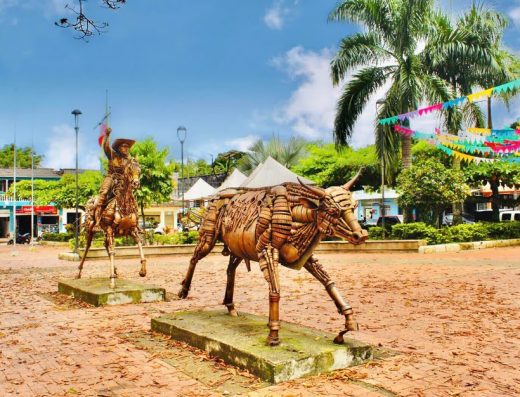 Parque Principal San Luis de Gaceno Boyacá con parroquia, Puerta de Oro del Llano.