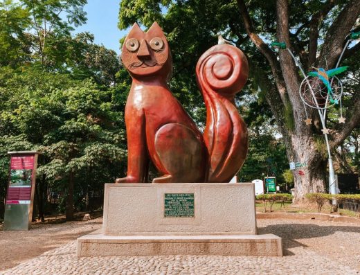 Gato del Río bronce 3 toneladas Hernando Tejada Cali con gatas esculturas ribera Río Cali Normandía