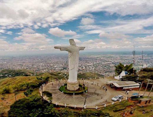 Monumento Cristo Rey Cali en Cerro de los Cristales con mirador panorámico y senderos del Ecoparque.