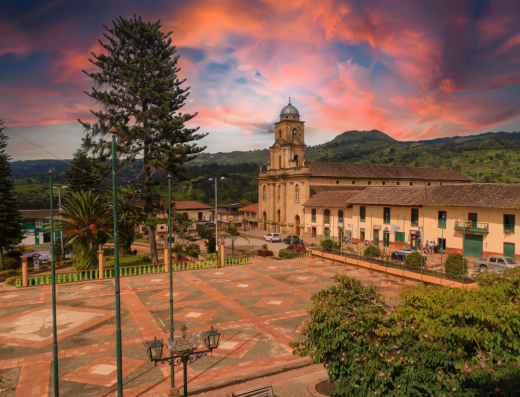 Parque Principal de Tibaná Boyacá con templo de San Laureano en piedra, tierra de paz, amor y amistad.