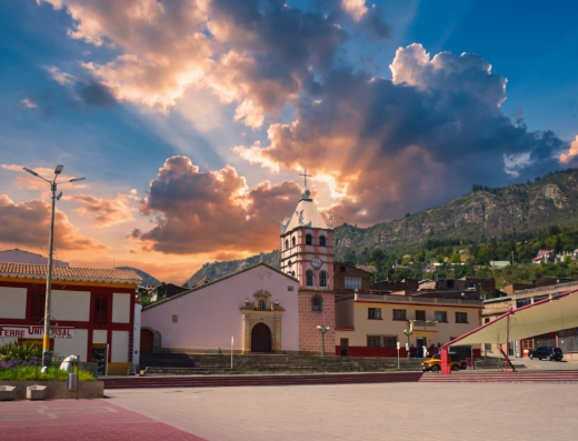 “Paz de Río Boyacá pueblo del acero y las montañas andinas recorre sus calles mineras, conoce la historia de Acerías Paz del Río y camina por sus paisajes de alta montaña.”