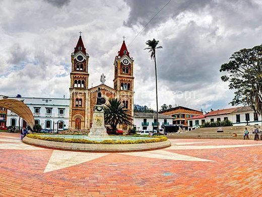 Parque Principal Ramiriquí Boyacá con efigies históricas y iglesia, centro turístico muisca.