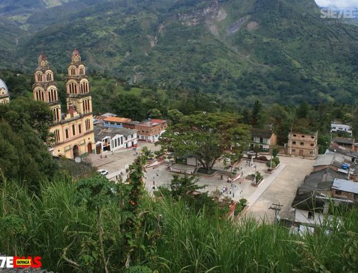 Parque Principal Rondón Boyacá con Templo San Rafael, ciudad de los canelos en Lengupá.