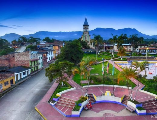 Parque Principal San Eduardo Boyacá con monumento al arriero y réplica Puente de Boyacá.