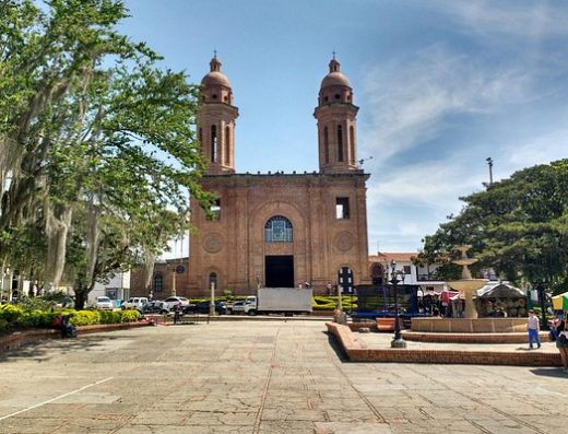 Parque Principal San José de Pare Boyacá con parroquia, Tierra Dulce de panela y cuevas.