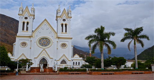 Parque Principal San Mateo Boyacá con iglesia Chiquinquirá, ruta de la miel Norte.