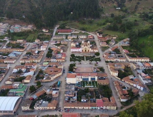 Parque Principal Sativanorte Boyacá con iglesia barroca, ruinas Sativa Viejo cerca.