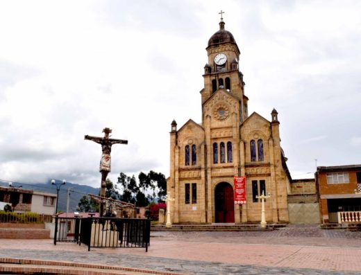 Parque Principal Sativasur Boyacá con iglesia, municipio menos poblado Colombia.
