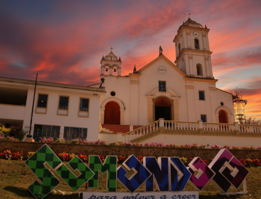 Parque Principal Somondoco Boyacá con iglesia, cuna esmeraldas Valle Tenza