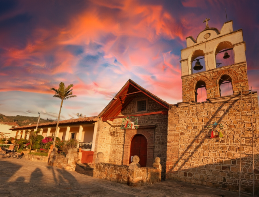 Parque Principal de Sora Boyacá con iglesia colonial y fuente en piedra, pueblo de aire puro y leyendas de brujas.