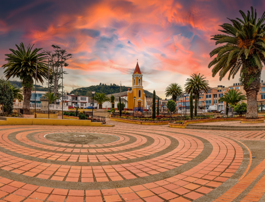 Parque Principal Soracá Boyacá con Templo Señor Columna, tierra milagrosa cerca Tunja.
