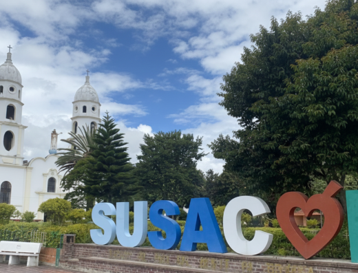 Parque Principal Susacón Boyacá con parroquia San Pablo, Puerta Oro Norte