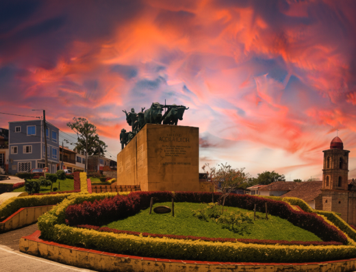 Parque Principal Sutatenza Boyacá con Monumento San Isidro, cuna radiofónica mundial.