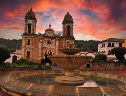 Parque Principal Tibasosa Boyacá con templo San Laureano piedra, Jardín Boyacá feijoa.