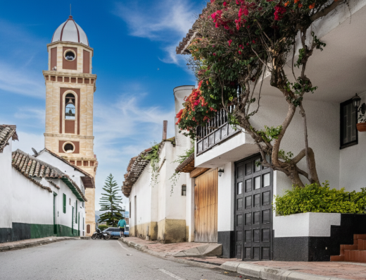 Parque Principal Tinjacá Boyacá con Iglesia San Blas, mejor clima artesanal.