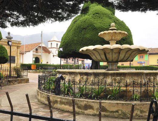 Parque 11 Julio Tópaga Boyacá con Iglesia Inmaculada diablo tallada, monumento Sugamuxi.