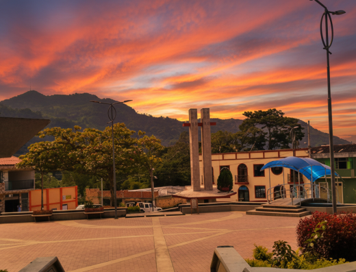 Parque Principal Tununguá Boyacá con Iglesia Santa Rita, capital guanábana arqueológica.