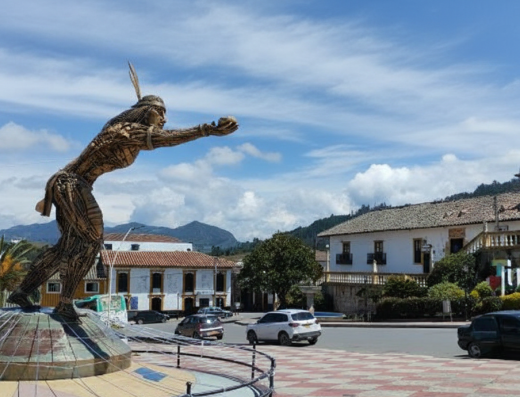 Parque Principal Turmequé Boyacá con Capilla Sixtina, cuna tejo nacional.