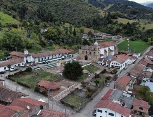 Parque Principal Tutazá Boyacá con Iglesia Virgen Rosario Tiestecitos, rincón tiestos Tundama.