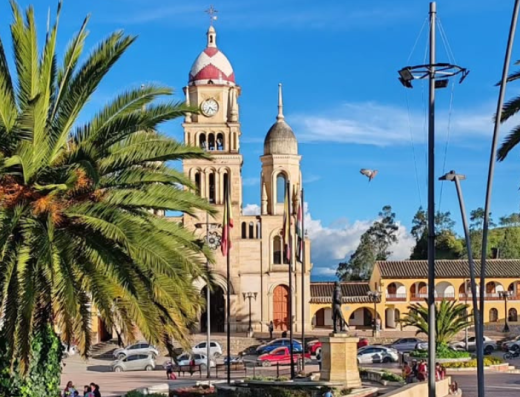 Puente Boyacá Ventaquemada Boyacá con estatua Bolívar, victoria 1819.