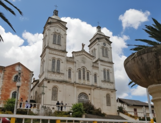 Parque Principal Viracachá Boyacá con Iglesia Parroquial piedra colonial y Cruz Castigo muisca.