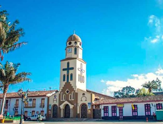Salento es un lugar donde la cultura cafetera, las coloridas calles y las gigantescas palmas de cera crean uno de los paisajes más inolvidables de Colombia.