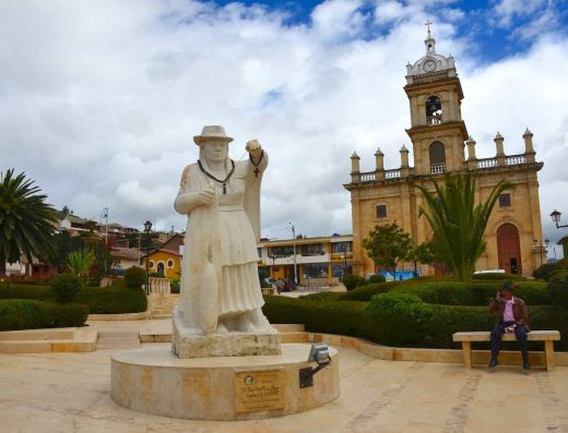 Fachada de iglesia colonial de piedra con tres naves, ubicada en plaza central de Pesca con arquitectura del siglo XVII