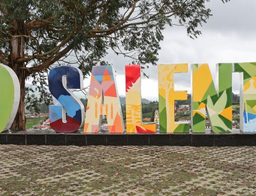 Salento es un lugar donde la cultura cafetera, las coloridas calles y las gigantescas palmas de cera crean uno de los paisajes más inolvidables de Colombia.