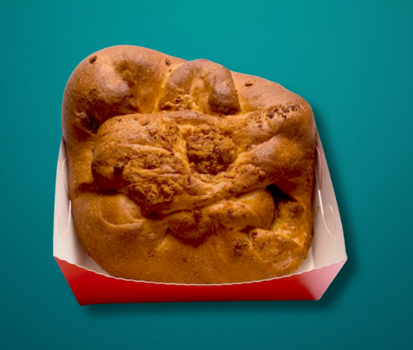 Mogolla chicharróna boyacense artesanal de 1.5kg recién horneada con corteza crujiente y chicharrón integrado, pan tradicional gigante del altiplano colombiano