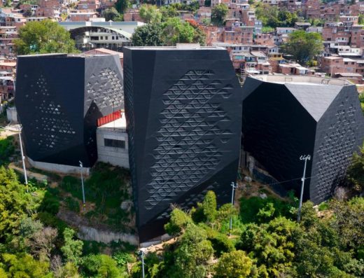 La Parque Biblioteca España es uno de los proyectos arquitectónicos y culturales más emblemáticos de Medellín, reconocido internacionalmente como símbolo de transformación urbana