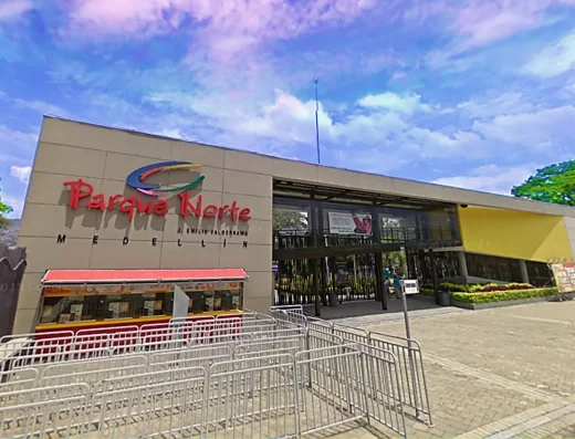 Parque Norte en Medellín con atracciones mecánicas y juegos familiares cerca del Parque Explora.