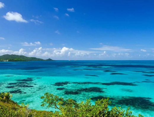 Vista panorámica de la Isla de Providencia con mar de siete colores, playas paradisíacas y vegetación tropical en el Caribe colombiano.