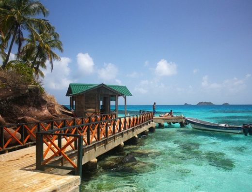 Vista de la Isla Santa Catalina en Providencia con el Puente de los Enamorados, aguas turquesas y vegetación tropical del Caribe colombiano.