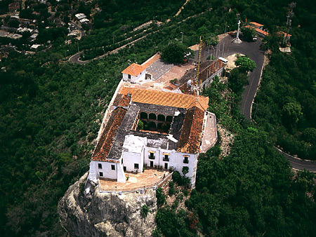 “Convento de La Popa Cartagena con claustro colonial, altar dorado barroco y vista panorámica de la ciudad amurallada desde el cerro