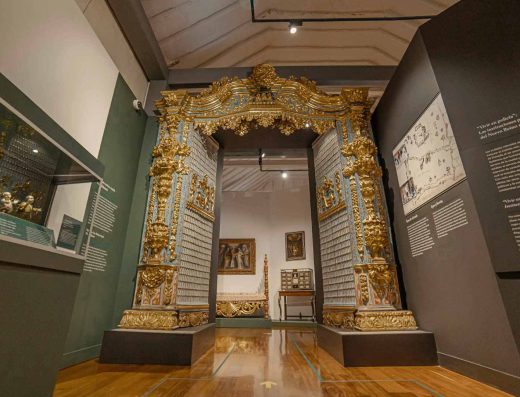 Claustro colonial del Museo de Arte Colonial en Bogotá con arcos blancos, patio empedrado y pinturas virreinales en La Candelaria