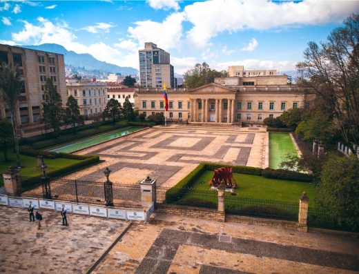 Casa de Nariño Palacio Presidencial Bogotá con fachada neoclásica, guardias y bandera colombiana ondeando en La Candelaria.