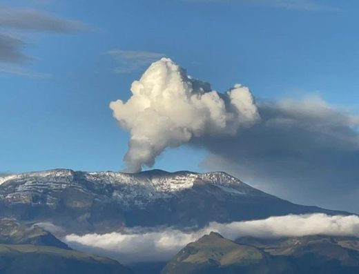 Vista del Nevado del Ruiz en el Parque Nacional Natural Los Nevados, con la cumbre nevada sobre laderas de páramo y cielo parcialmente despejado.
