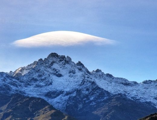 Pico Simón Bolívar en la Sierra Nevada de Santa Marta con paisaje montañoso y nieve.
