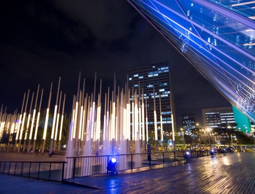 Parque de las Luces en el centro de Medellín con columnas luminosas que iluminan la histórica Plaza Cisneros.