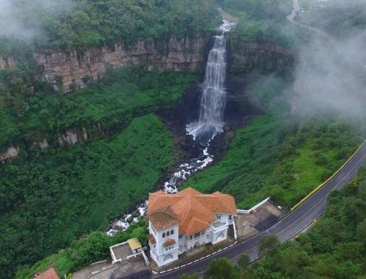 Salto del Tequendama, cascada imponente en cañón rocoso verde con neblina, río Bogotá cayendo 157 m en Soacha cerca de Bogotá