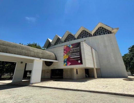 Fachada del Teatro Amira de la Rosa en Barranquilla, con arquitectura moderna de concreto, grandes ventanales y entrada principal bajo cielo despejado