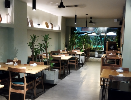 Idílico Restaurante con ambiente elegante y platos modernos en experiencia gastronómica.