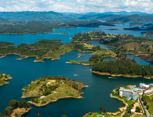 🚤 Embalse de Guatapé — Diversión Acuática entre Montañas