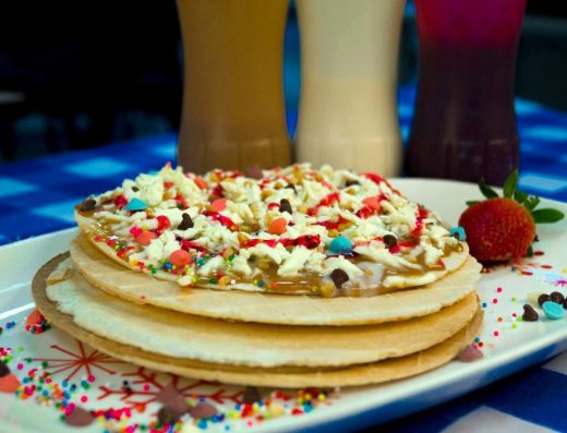 Oblea Colombiana — El Dulce Callejero con Arequipe, Queso y Merengue